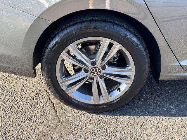 Photo of 2022 Platinum Gray Metallic Volkswagen Jetta