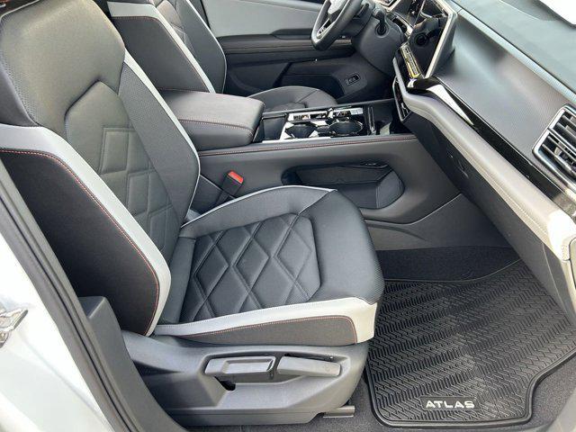 Photo of 2025 Pure White Volkswagen Atlas