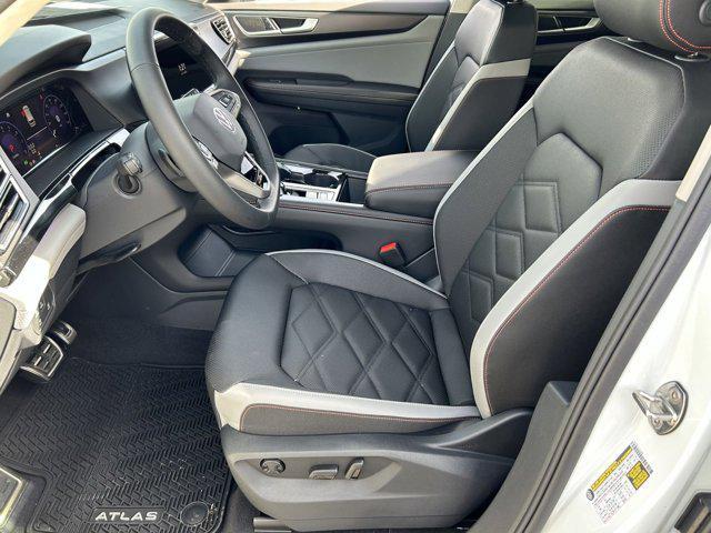 Photo of 2025 Pure White Volkswagen Atlas