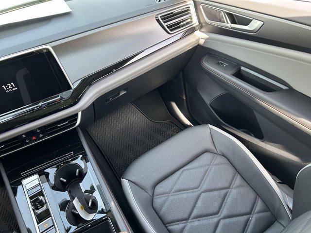 Photo of 2025 Pure White Volkswagen Atlas