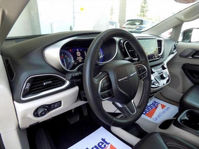 Photo of 2022 Gray Chrysler Pacifica