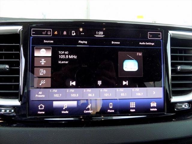 Photo of 2022 Gray Chrysler Pacifica