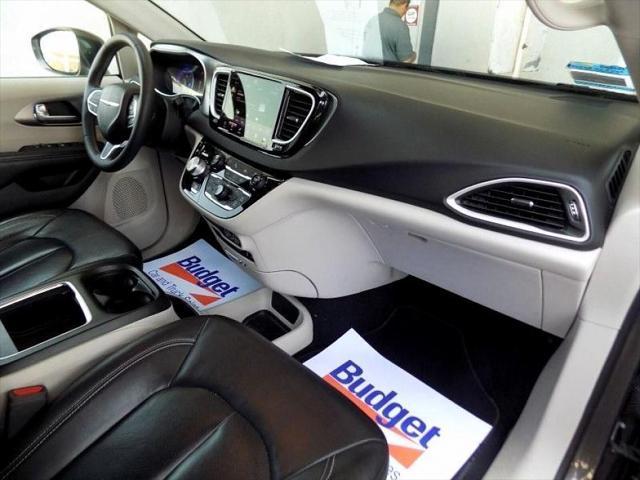 Photo of 2022 Gray Chrysler Pacifica