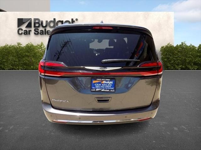 Photo of 2022 Gray Chrysler Pacifica