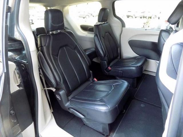 Photo of 2022 Gray Chrysler Pacifica