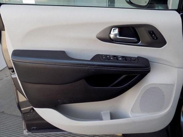 Photo of 2022 Gray Chrysler Pacifica