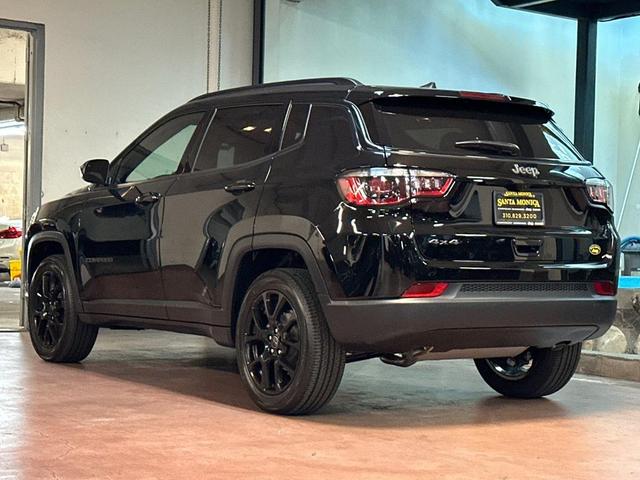 Photo of 2025 Diamond Black Crystal Pearlcoat Jeep Compass