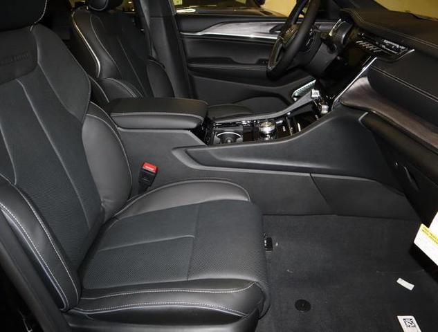 Photo of 2023 Diamond Black Crystal Pearlcoat Jeep Grand Cherokee 4xe