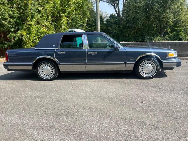 Photo of 1996 Blue Lincoln Town Car