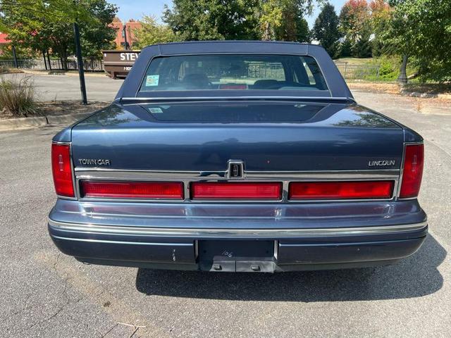 Photo of 1996 Blue Lincoln Town Car