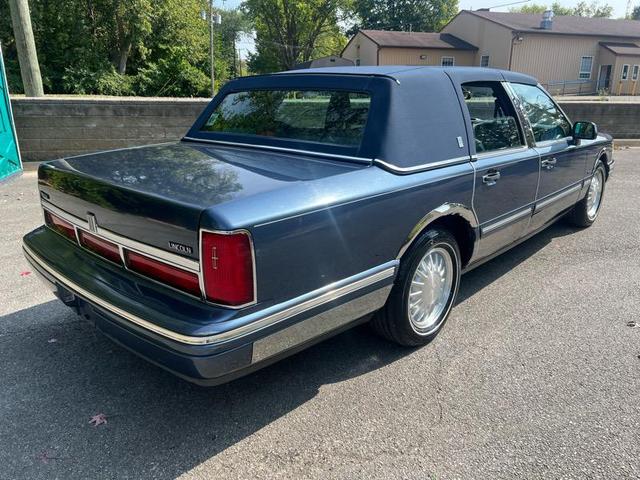 Photo of 1996 Blue Lincoln Town Car