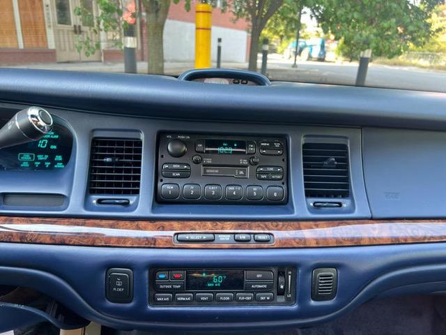 Photo of 1996 Blue Lincoln Town Car