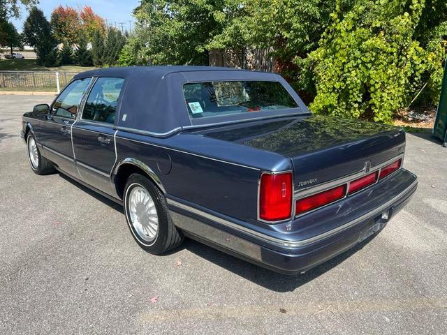 Photo of 1996 Blue Lincoln Town Car
