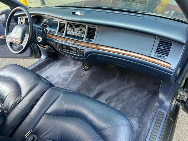 Photo of 1996 Blue Lincoln Town Car