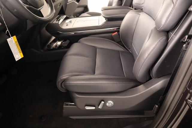 Photo of 2025 Starlight Gray Premium Colorant Lincoln Navigator