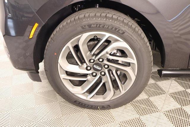 Photo of 2025 Starlight Gray Premium Colorant Lincoln Navigator
