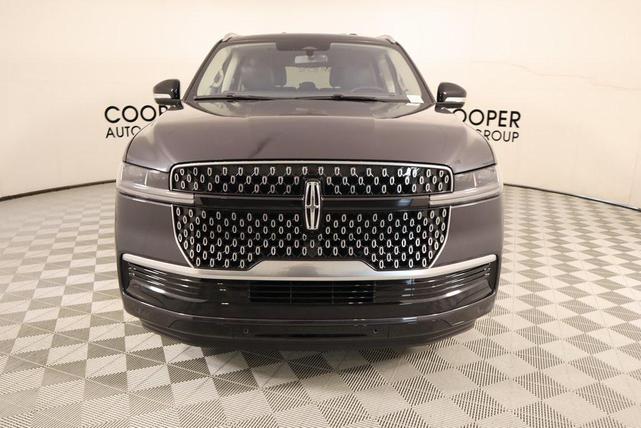 Photo of 2025 Starlight Gray Premium Colorant Lincoln Navigator