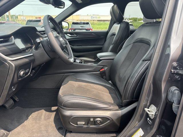 Photo of 2023 Metallic Jeep Grand Cherokee L