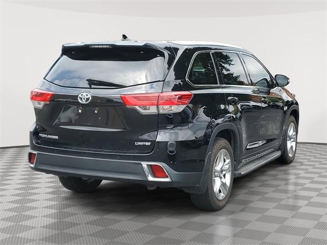 Photo of 2017 Midnight Black Metallic Toyota Highlander