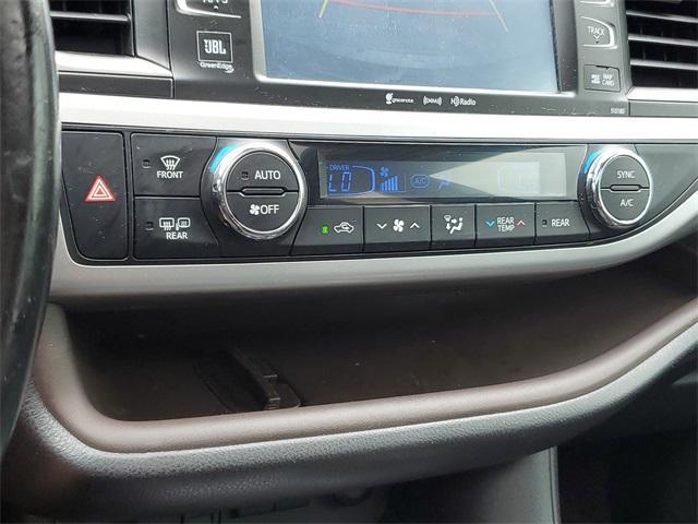Photo of 2017 Midnight Black Metallic Toyota Highlander