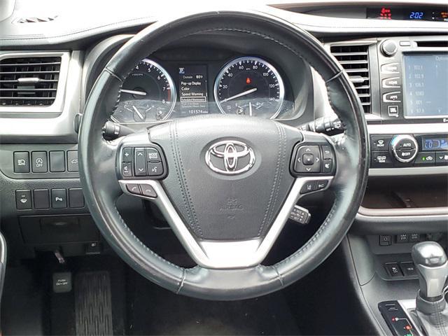 Photo of 2017 Midnight Black Metallic Toyota Highlander