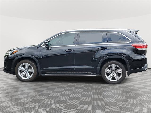Photo of 2017 Midnight Black Metallic Toyota Highlander