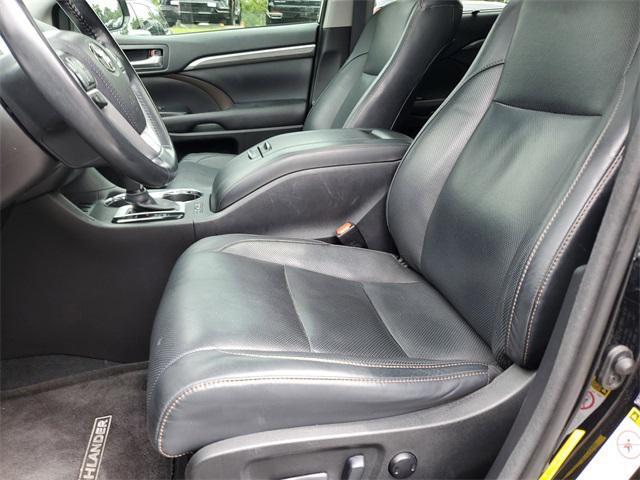 Photo of 2017 Midnight Black Metallic Toyota Highlander