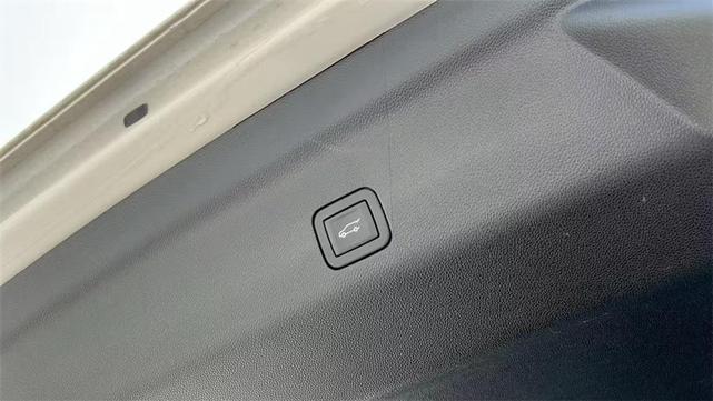 Photo of 2024 Crystal White Tricoat Cadillac Escalade