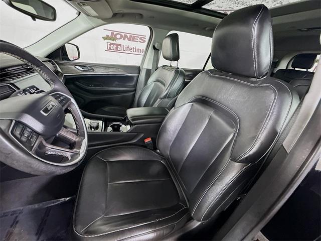 Photo of 2023 Diamond Black Jeep Grand Cherokee L