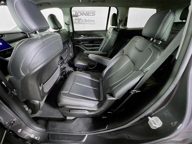 Photo of 2022 Metallic Jeep Grand Cherokee L