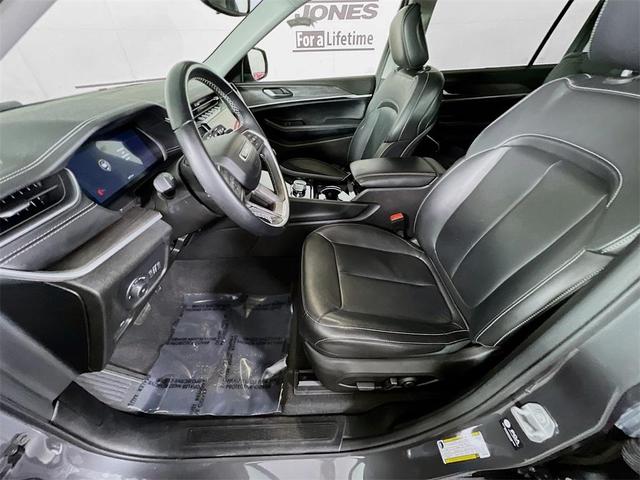 Photo of 2022 Metallic Jeep Grand Cherokee L
