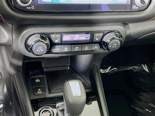 Photo of 2023 2 Tone Red / Black Nissan Kicks