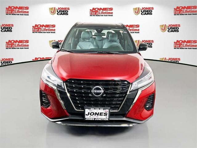 Photo of 2023 2 Tone Red / Black Nissan Kicks