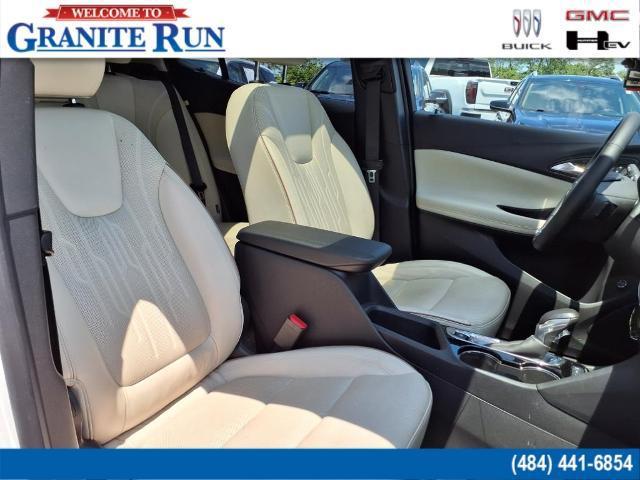 Photo of 2024 White Frost Tricoat Buick Encore GX