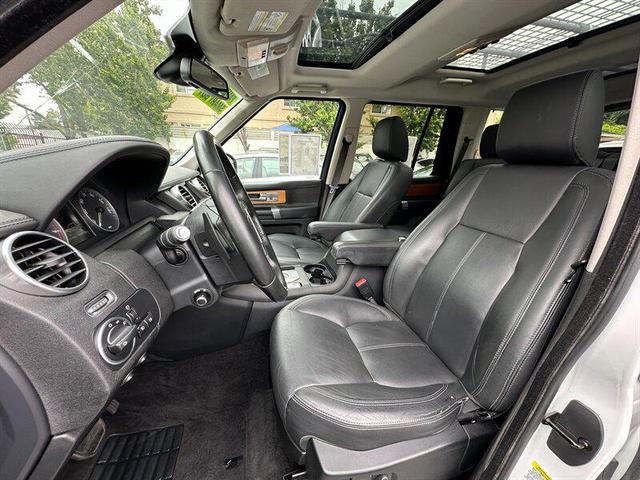 Photo of 2015 Fuji White Land Rover LR4