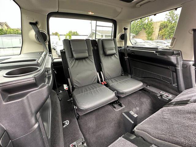 Photo of 2015 Fuji White Land Rover LR4