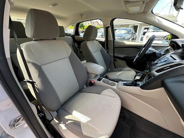 Photo of 2013 Oxford White Ford Focus