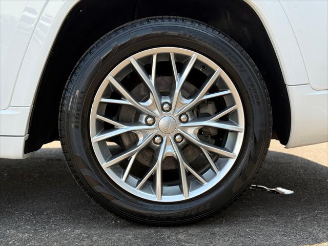 Photo of 2022 Bright White Clearcoat Jeep Grand Cherokee L