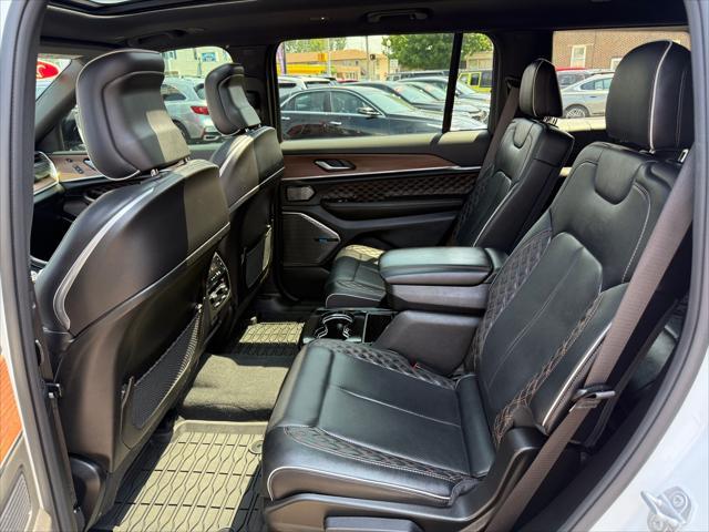 Photo of 2022 Bright White Clearcoat Jeep Grand Cherokee L