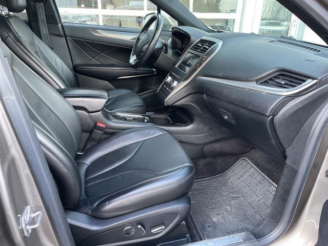 Photo of 2017 Luxe Silver Metallic Lincoln MKC