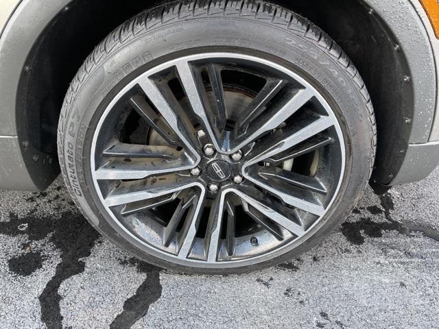 Photo of 2017 Luxe Silver Metallic Lincoln MKC