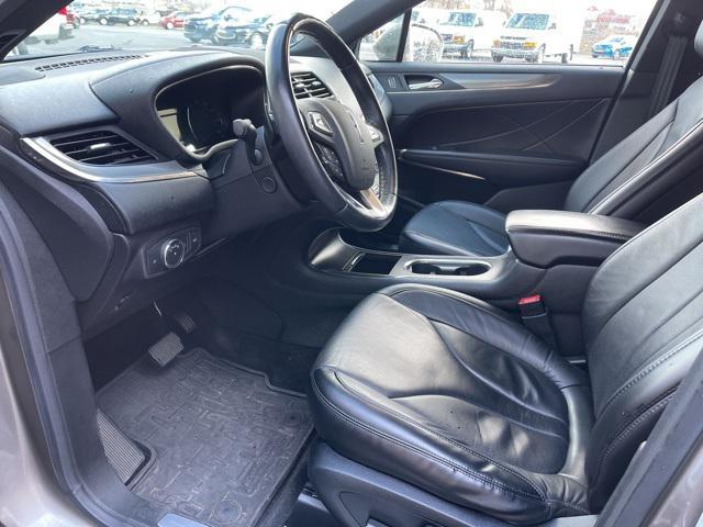 Photo of 2017 Luxe Silver Metallic Lincoln MKC