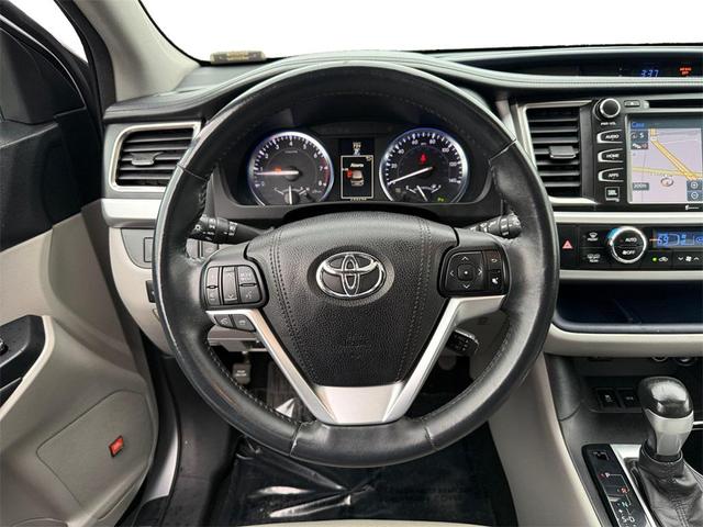 Photo of 2016 Silver Sky Metallic Toyota Highlander