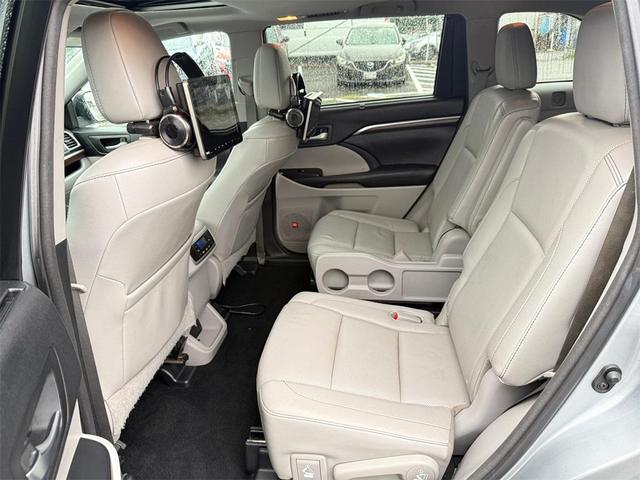 Photo of 2016 Silver Sky Metallic Toyota Highlander