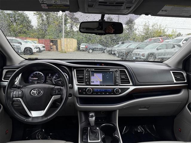 Photo of 2016 Silver Sky Metallic Toyota Highlander