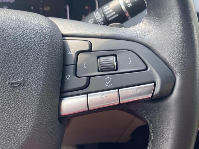 Photo of 2020 Crystal White Tricoat Cadillac XT4
