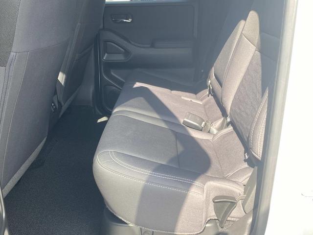 Photo of 2024 Glacier White Nissan Frontier