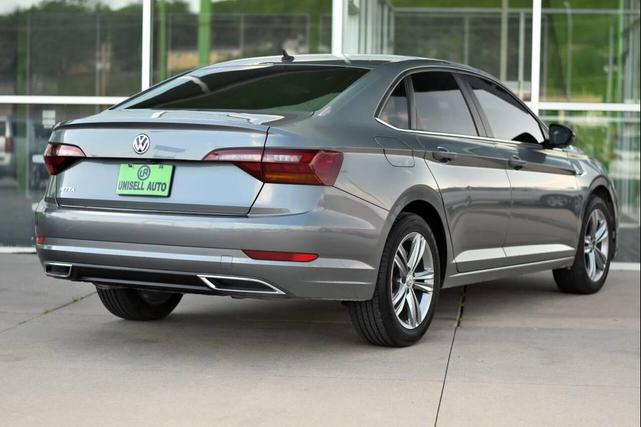 Photo of 2019 Platinum Gray Metallic Volkswagen Jetta