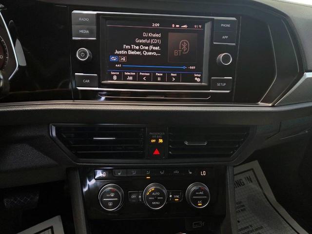 Photo of 2019 Platinum Gray Metallic Volkswagen Jetta