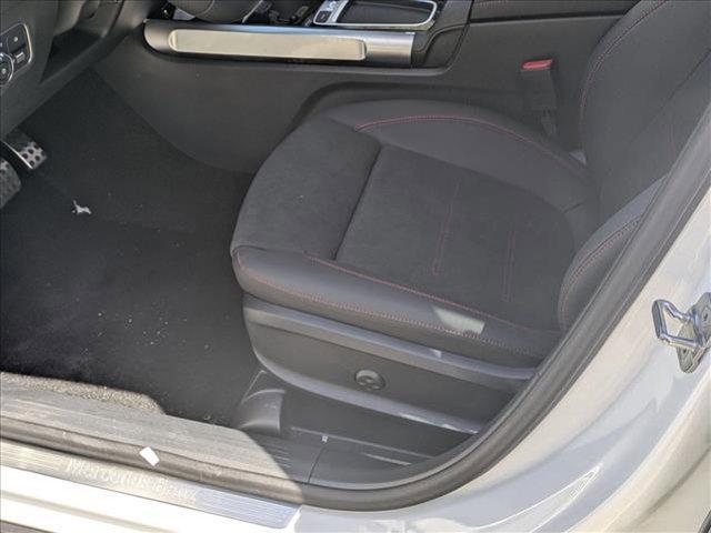 Photo of 2025 Polar White Mercedes-Benz GLB 250